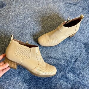 Dansko Lola Burnished Nappa Sand Leather Perforated Chelsea Boots Size 8.5/9